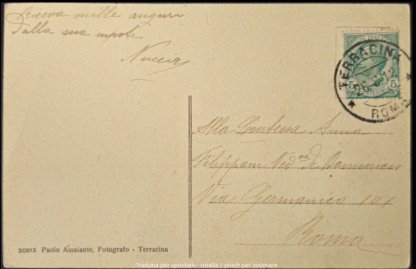 Il retro di una cartolina, con la scrittura a mano